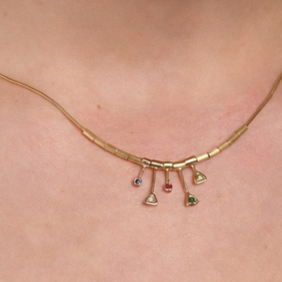 שרשרת תווים — תקריב על דוגמנית