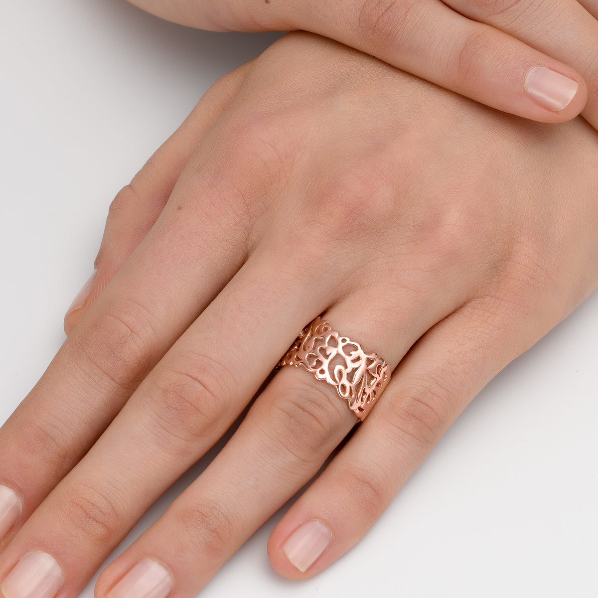 Arabesque S Ring in 14K rose gold, close-up on the hand