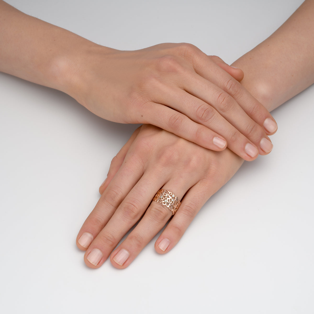 Arabesque S Diamond Ring in 14K rose gold, worn on the hand